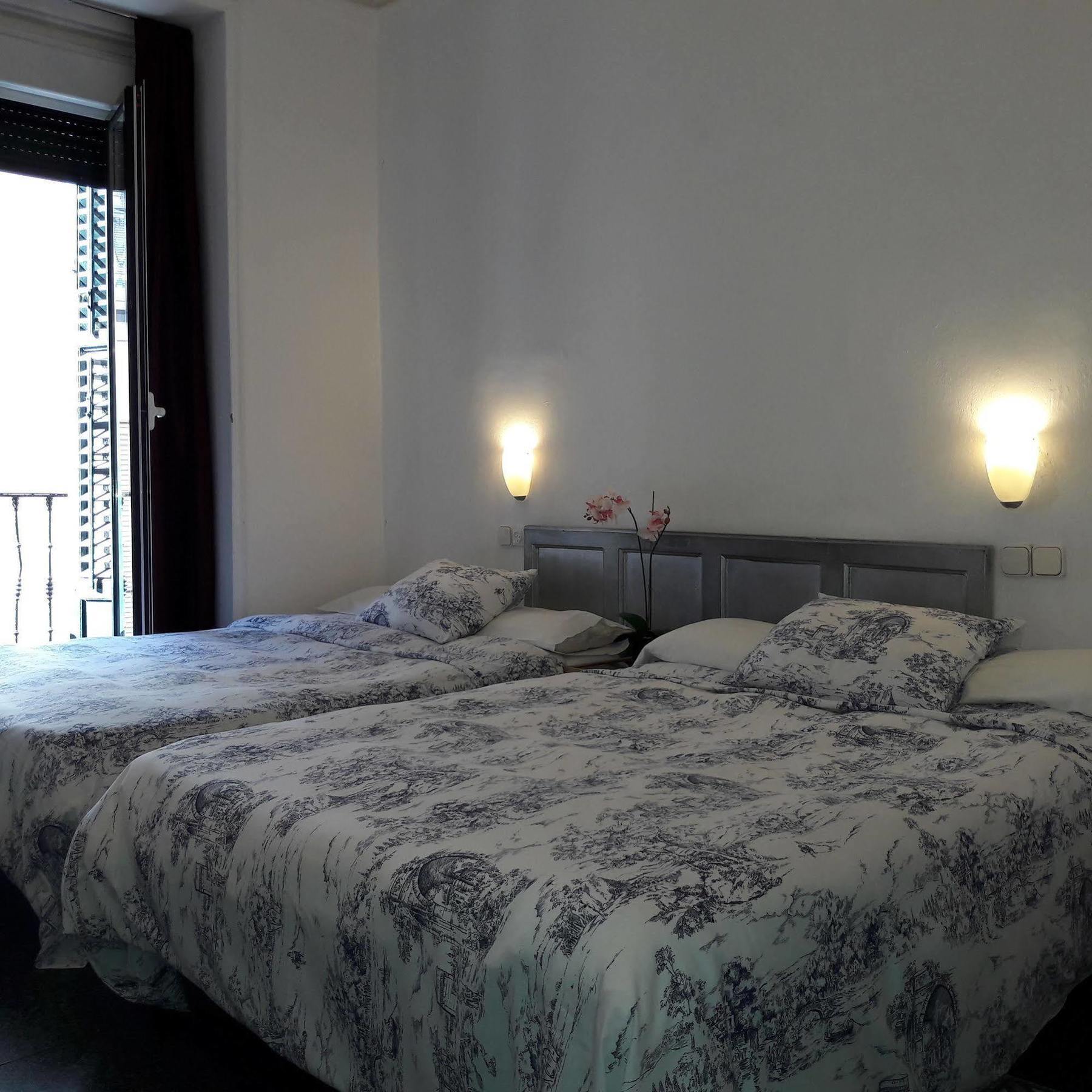 Hostal Casa Chueca Madrid Bagian luar foto