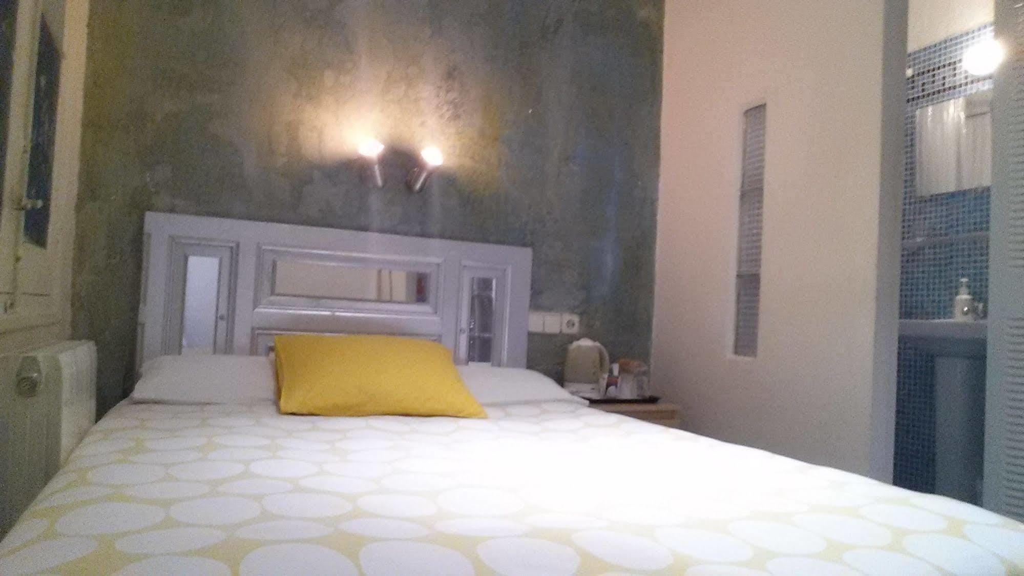 Hostal Casa Chueca Madrid Bagian luar foto